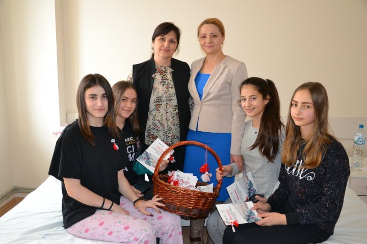 Children hospitalized at the Mother and Child Center each received a mărțișor crafted by deputies