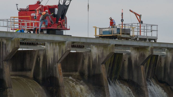 U.S flood control spillway opened to avoid New Orleans flood (video)