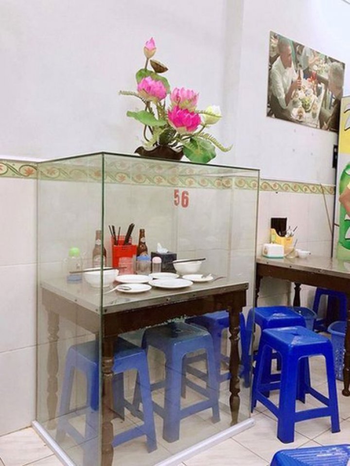 Barack Obama's $6 dinner table on official trip to Vietnam, put on display