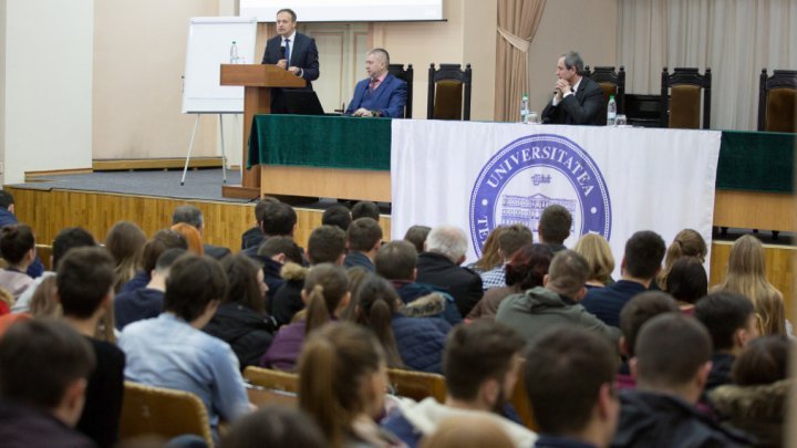 Andrian Candu spoke with students on First House project and Chisinau Arena