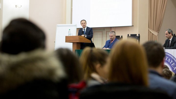 Andrian Candu spoke with students on First House project and Chisinau Arena