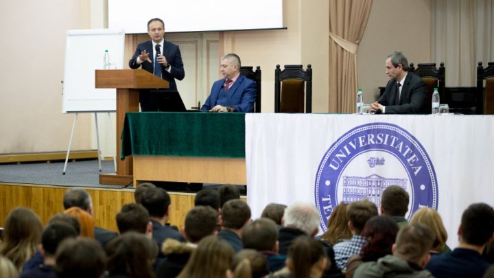 Andrian Candu spoke with students on First House project and Chisinau Arena