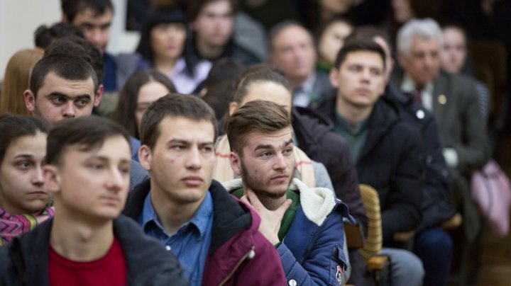 Andrian Candu spoke with students on First House project and Chisinau Arena