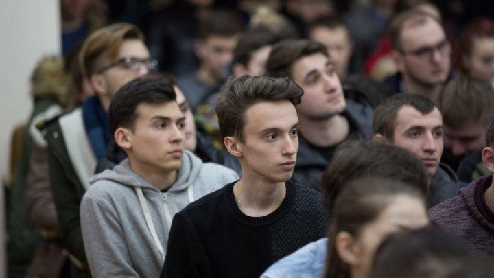 Andrian Candu spoke with students on First House project and Chisinau Arena