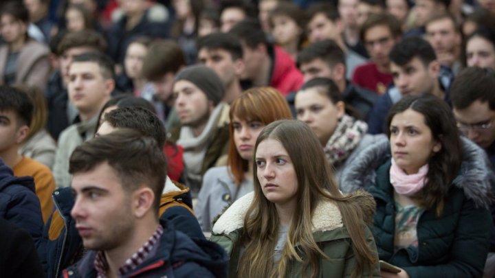 Andrian Candu spoke with students on First House project and Chisinau Arena