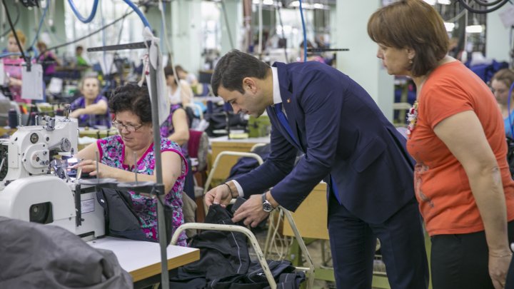 Chiril Gaburici visits Moldova's oldest clothing factory and hands female employees flowers 