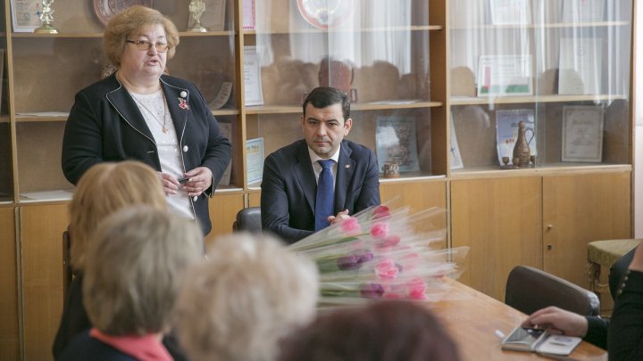 Chiril Gaburici visits Moldova's oldest clothing factory and hands female employees flowers 