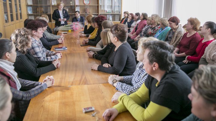 Chiril Gaburici visits Moldova's oldest clothing factory and hands female employees flowers 