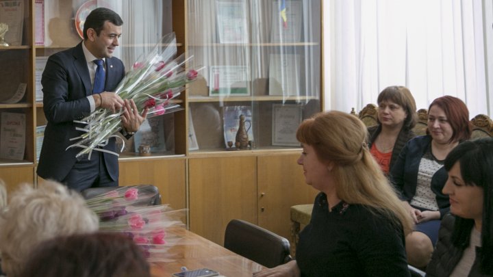 Chiril Gaburici visits Moldova's oldest clothing factory and hands female employees flowers 