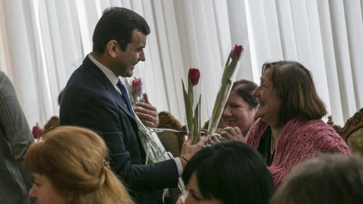 Chiril Gaburici visits Moldova's oldest clothing factory and hands female employees flowers