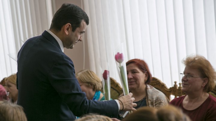 Chiril Gaburici visits Moldova's oldest clothing factory and hands female employees flowers 