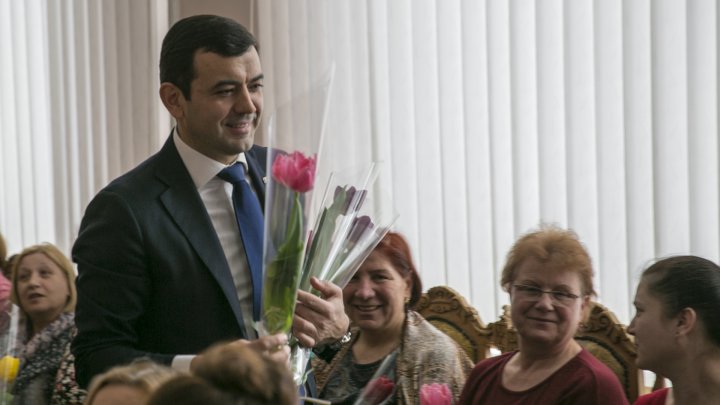 Chiril Gaburici visits Moldova's oldest clothing factory and hands female employees flowers 