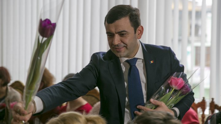 Chiril Gaburici visits Moldova's oldest clothing factory and hands female employees flowers 