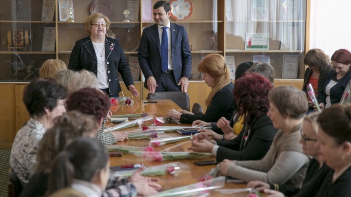 Chiril Gaburici visits Moldova's oldest clothing factory and hands female employees flowers