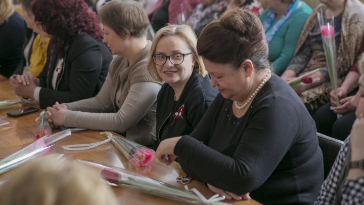 Chiril Gaburici visits Moldova's oldest clothing factory and hands female employees flowers 