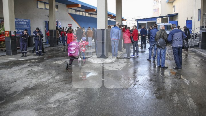 Fire drill simulation in commercial center of Capital. How people evacuated (photoreport) 