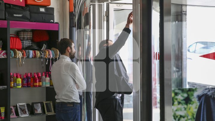 Fire drill simulation in commercial center of Capital. How people evacuated (photoreport) 