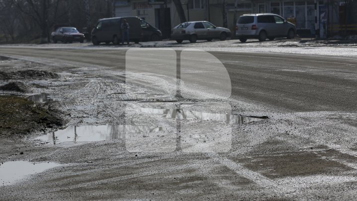 Streets from Bălţi filled with potholes and destroyed pavements (Photoreport)