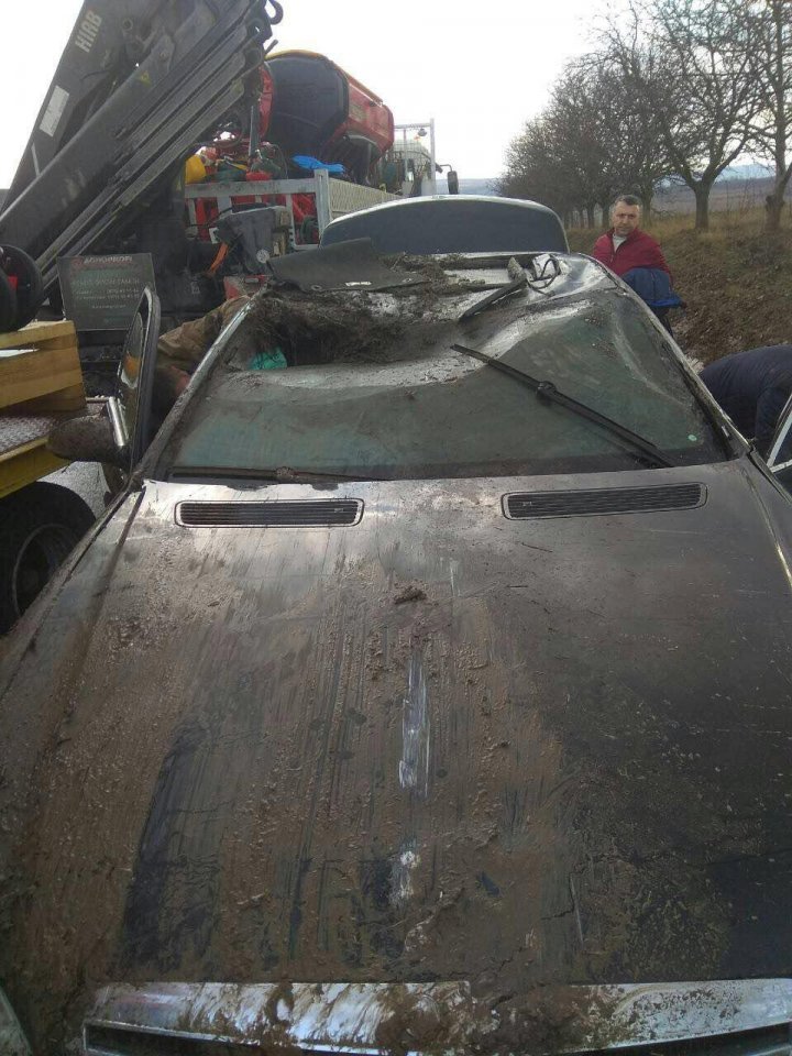 Ialoveni: Cars overturned due to speeding and water on road