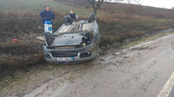 Ialoveni: Cars overturned due to speeding and water on road