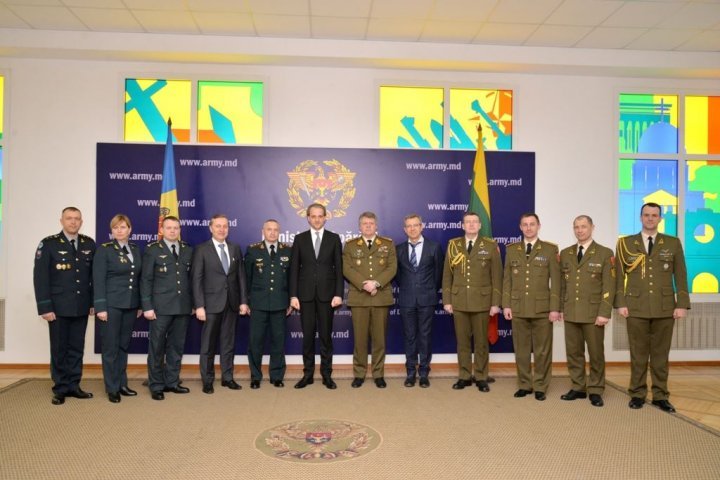 Regional security, topic in meeting between Minister Eugen Sturza and  Chief of the Lithuanian Defense Staff 