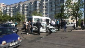 Multiple vehicle Crash in Capital! Police and Ambulance arrived at the scene (Photo)