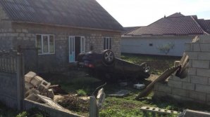 First flying car in Moldova. Lexus overturned in yard