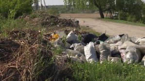 People from Bălţi displeased by local lake becoming a landfill