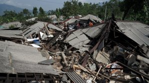4.4 earthquake destroyed poorly built houses in Indonesia, killing 2 people and injuring over 20