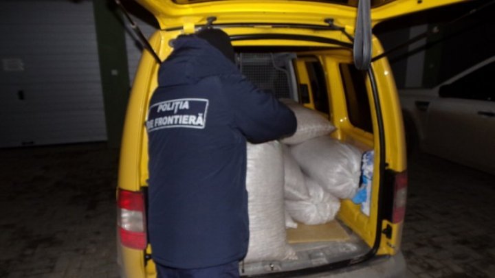 Two Moldovan were found smuggling nuts
