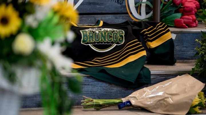 Canada in mourning after 15 die in hockey team bus crash 