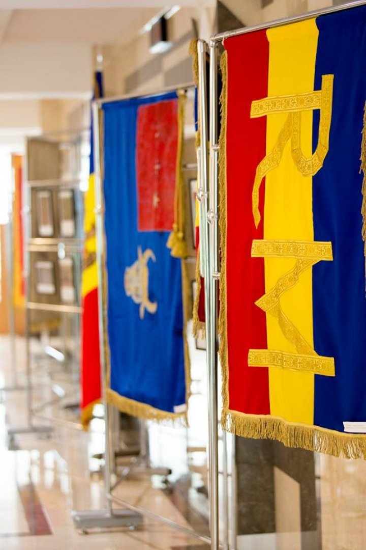 Exhibition at the Parliament for State Flag Day (Photo)