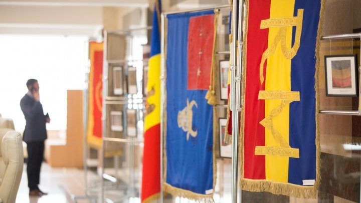 Exhibition at the Parliament for State Flag Day (Photo)