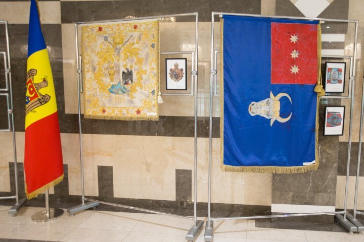 Exhibition at the Parliament for State Flag Day (Photo)