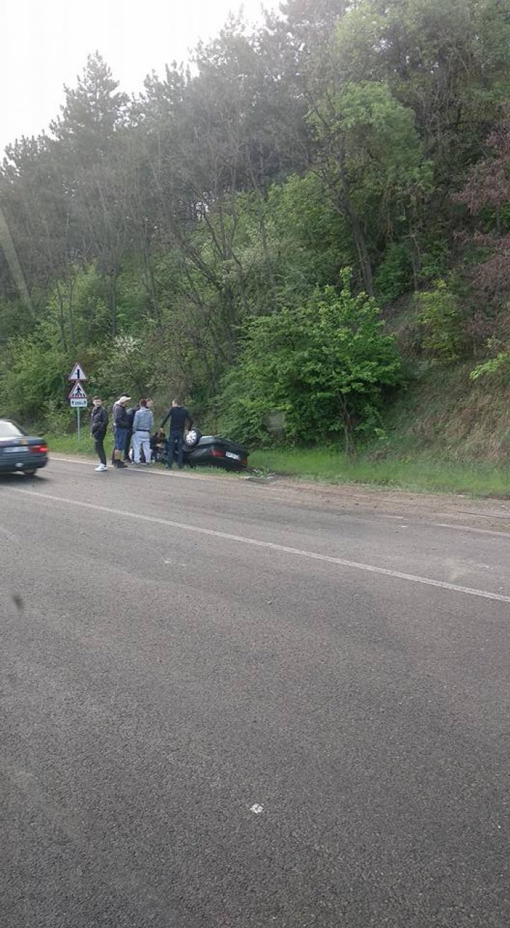 Crash near Fundul Galbenei. Car overturned and fell in a ditch (Photo)