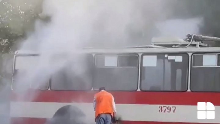 Alert! Fire breaks out at Chisinau trolleybus