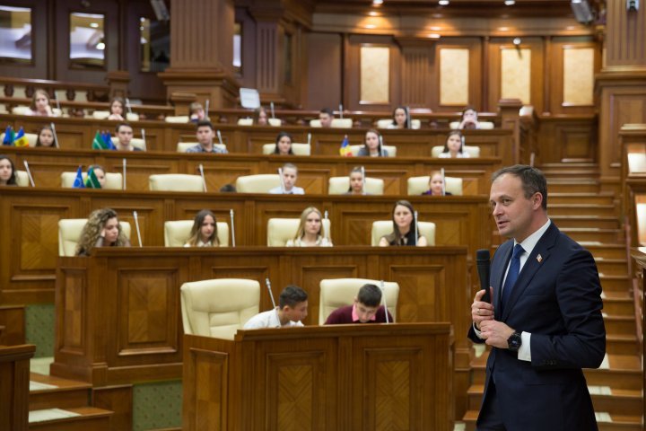 Andrian Candu to pupils from left side of Nistru: Daily, you offer us patriotism lessons 