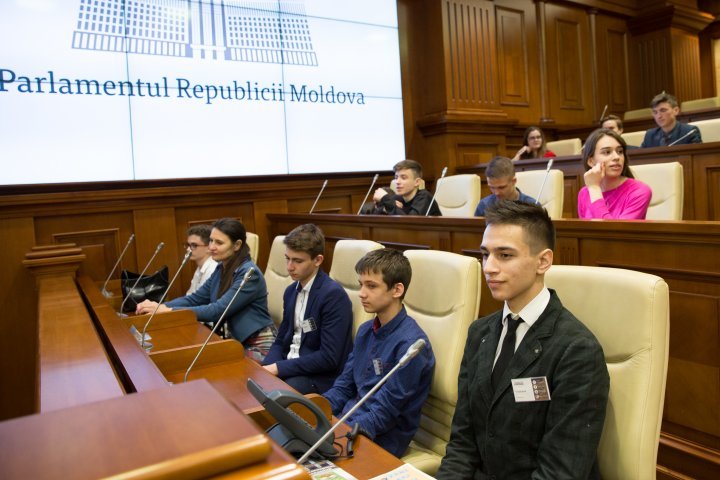 Andrian Candu to pupils from left side of Nistru: Daily, you offer us patriotism lessons 