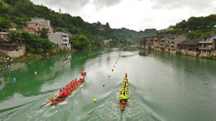 Dragon boat accident leaves 17 dead in China