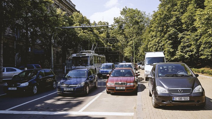 Drivers pulled over to get information about fuel-efficient tires