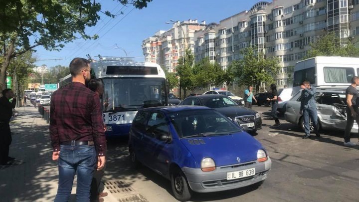 Multiple vehicle Crash in Capital! Police and Ambulance arrived at the scene (Photo)