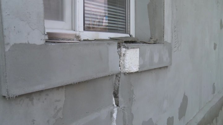 Cracks on house next to Nistru river. Citizens evacuated urgently  