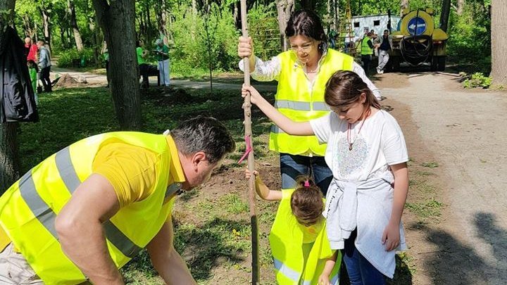 Interim Mayor and her family plant trees  in Valea Trandafirilor Park