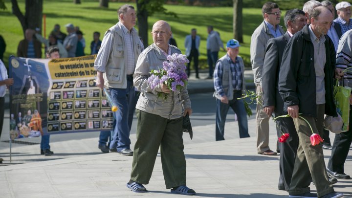 Victims of Chernobyl nuclear disaster commemorated in Chisinau (Photoreport) 