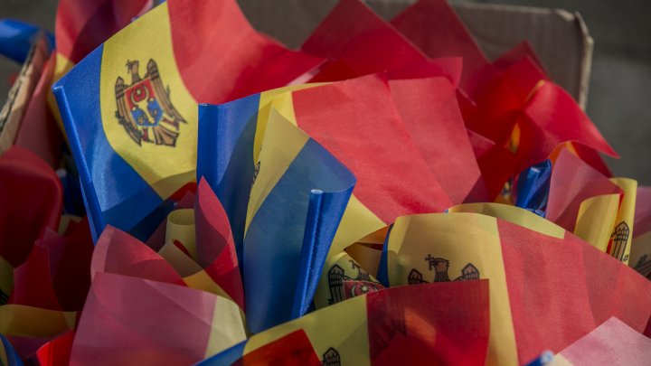 Young Democrats gifted thousands of flags to citizens of Chisinau (PHOTOREPORT)