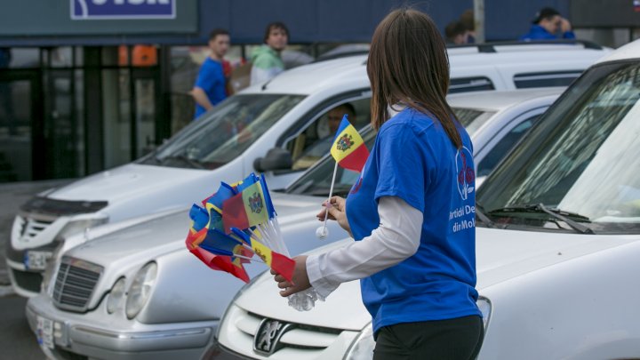 Young Democrats gifted thousands of flags to citizens of Chisinau (PHOTOREPORT)