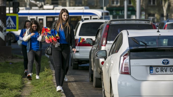 Young Democrats gifted thousands of flags to citizens of Chisinau (PHOTOREPORT)