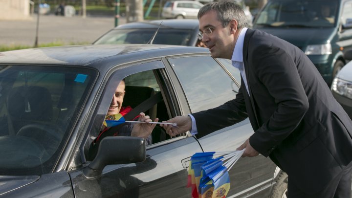 Young Democrats gifted thousands of flags to citizens of Chisinau (PHOTOREPORT)