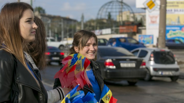 Young Democrats gifted thousands of flags to citizens of Chisinau (PHOTOREPORT)