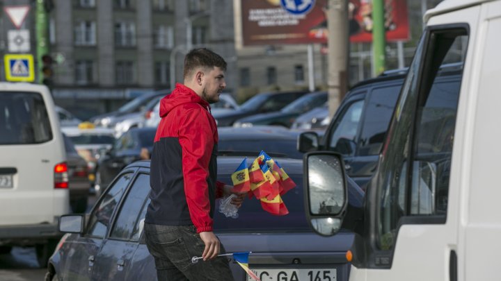 Young Democrats gifted thousands of flags to citizens of Chisinau (PHOTOREPORT)